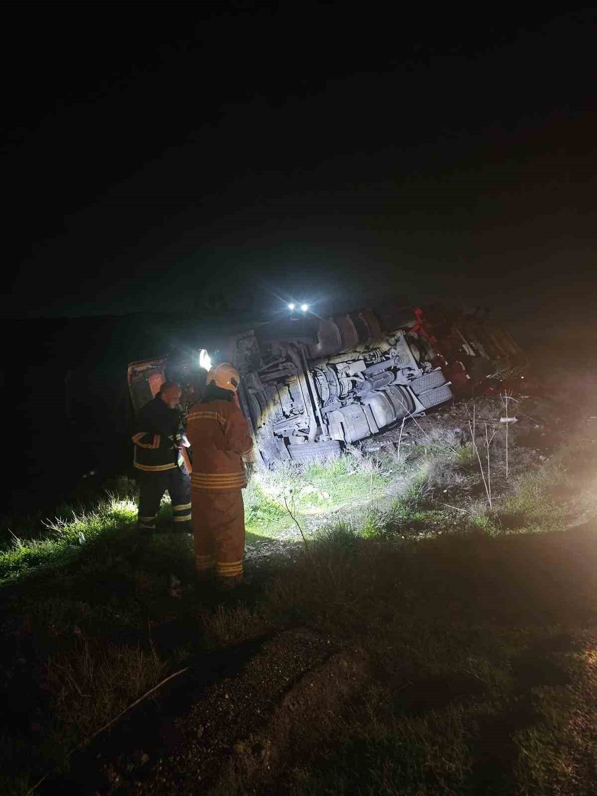 Mardin&rsquo;de tır devrildi: 1 yaralı
