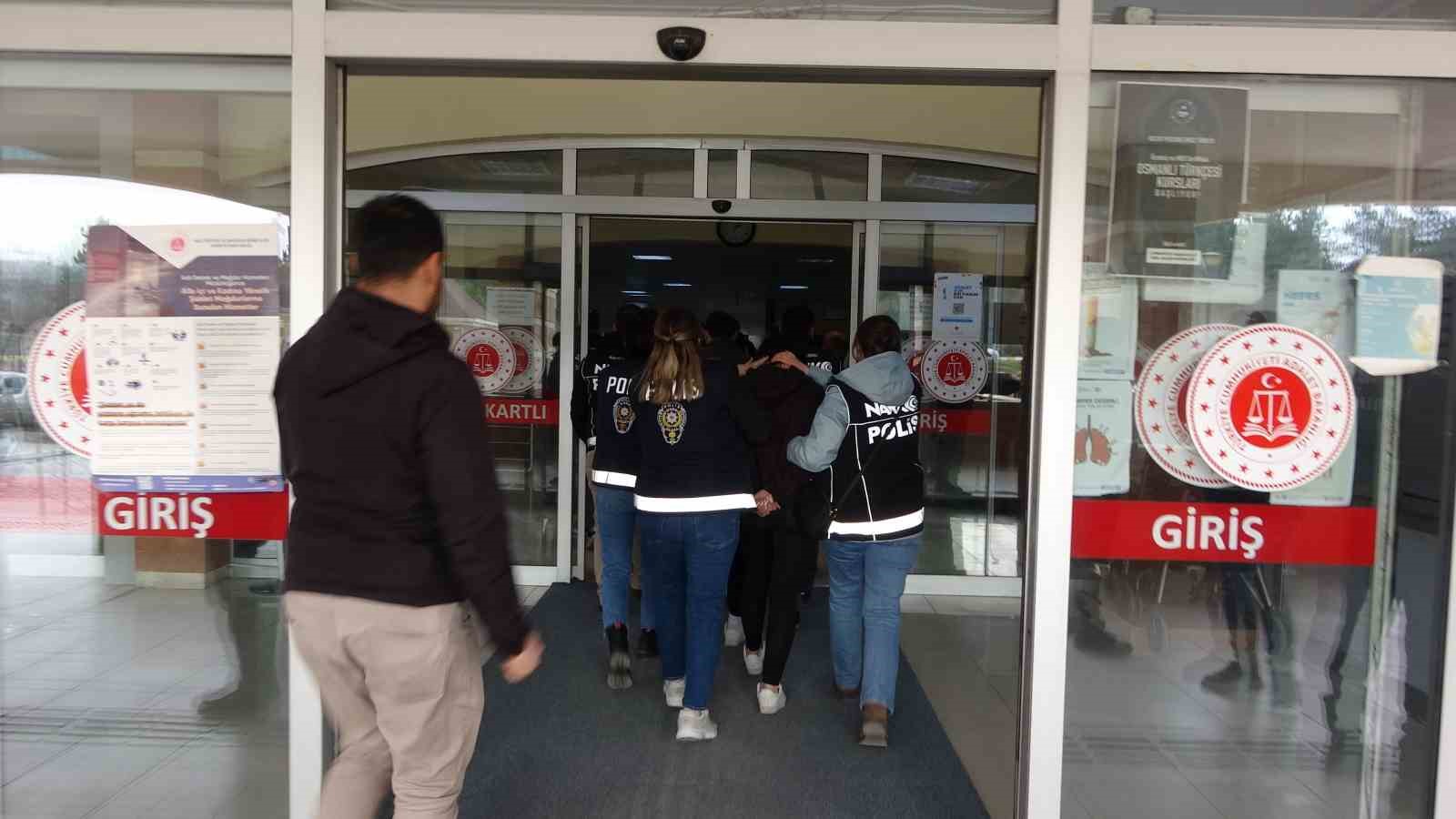 Uyuşturucu operasyonda g&ouml;zaltına alınan ş&uuml;phelilerden 3&rsquo;&uuml; tutuklandı
