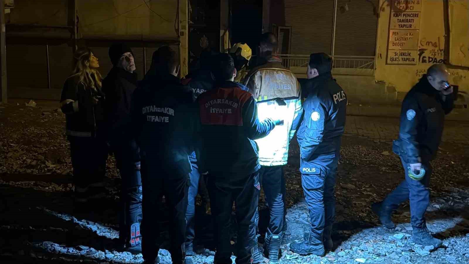 Diyarbakır&rsquo;da kolonlarından ses gelen 8 katlı apartman tahliye edildi
