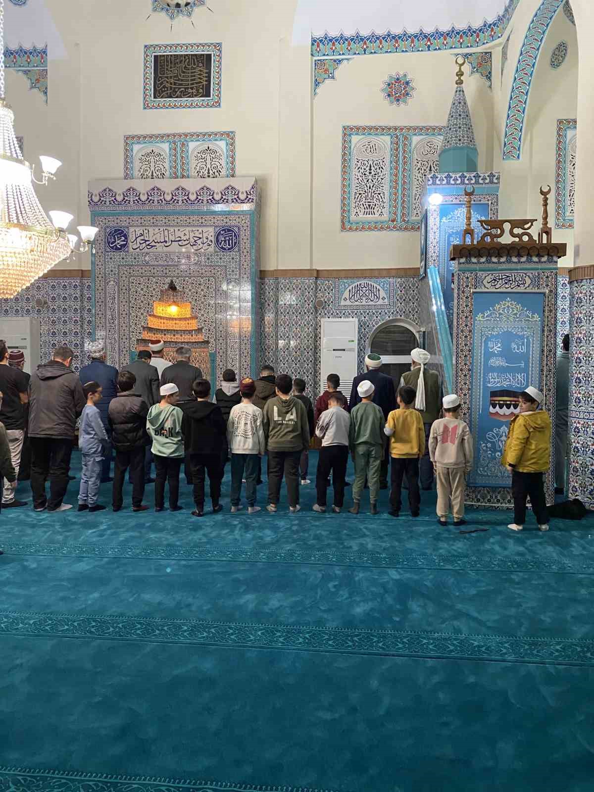 Teravih sonrası ayakkabılardan &ccedil;ıkan hediyeler &ccedil;ocukları sevindirdi
