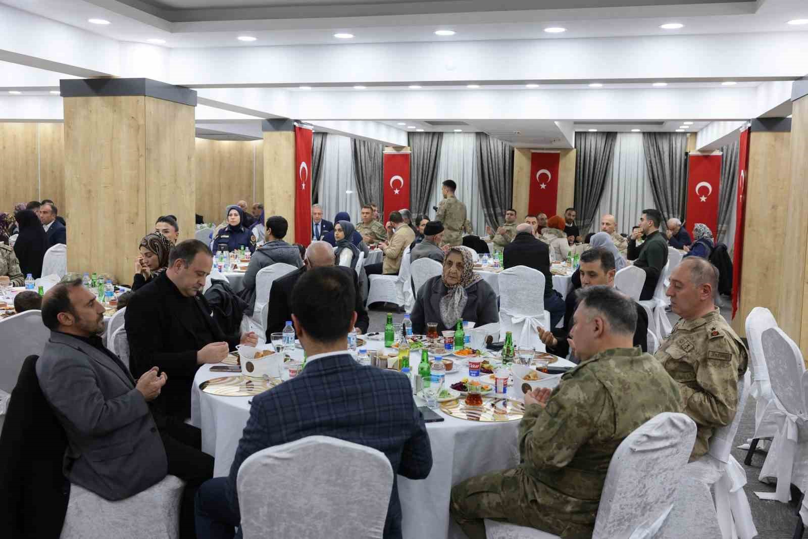 Şehit aileleri ve gaziler onuruna iftar programı d&uuml;zenlendi
