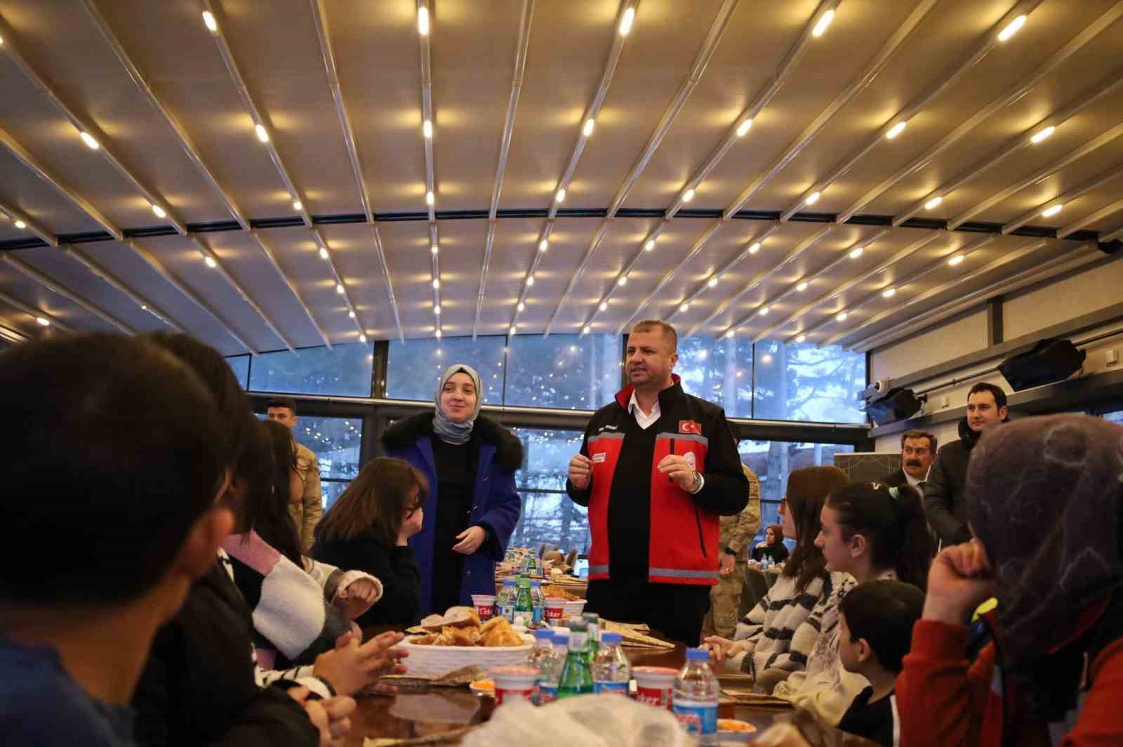 Erzincan&rsquo;da D&uuml;nya Yetimler G&uuml;n&uuml; dolayısıyla iftar programı d&uuml;zenlendi
