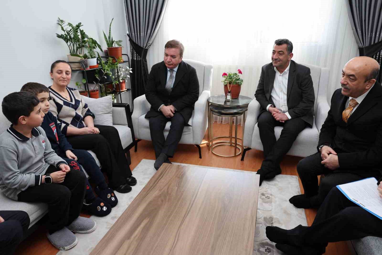 Vali Aydoğdu&rsquo;dan ailelere Ramazan ziyareti
