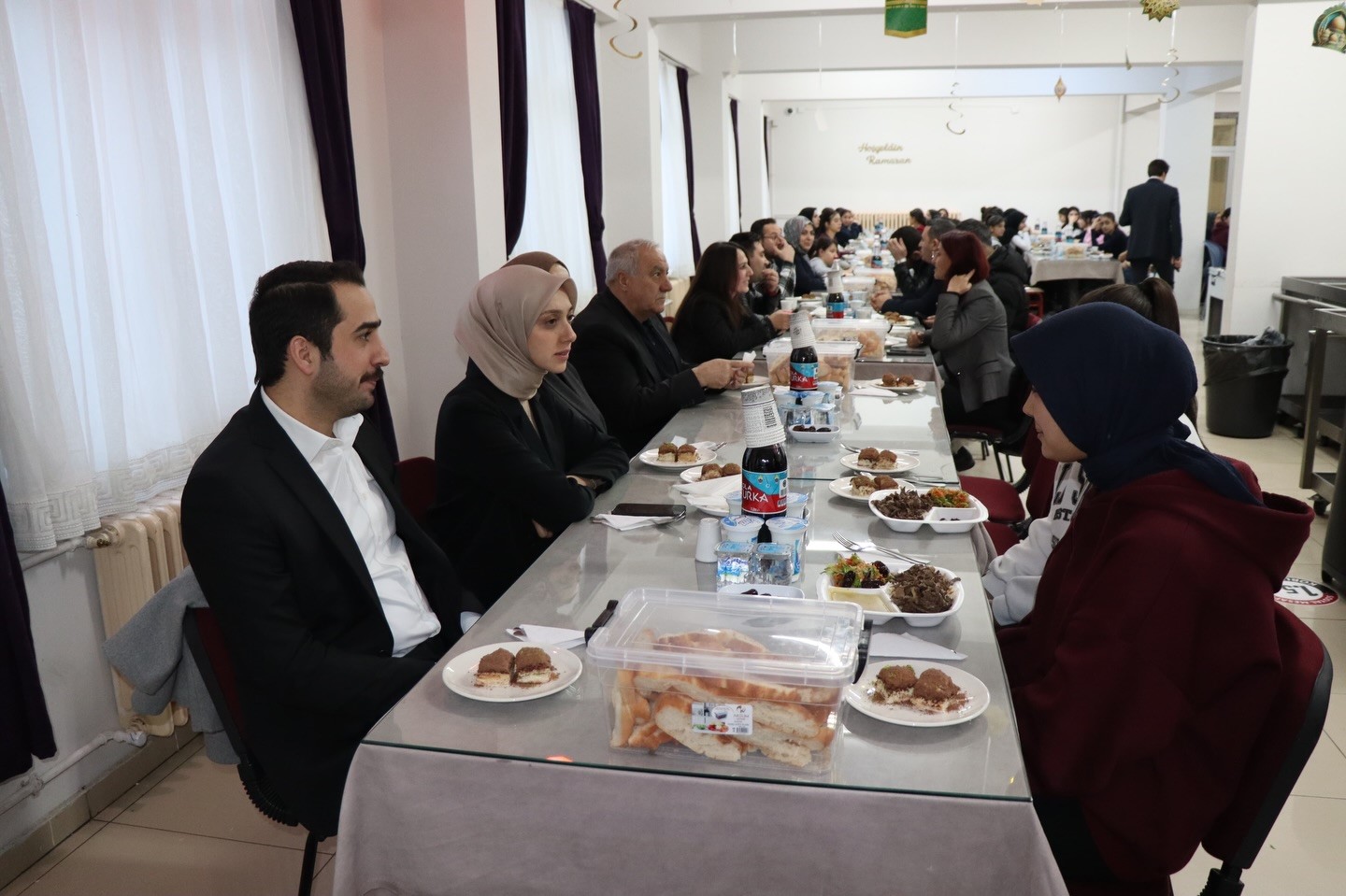 Tercan Kaymakamı &ouml;ğrencilerle iftar sofrasında
