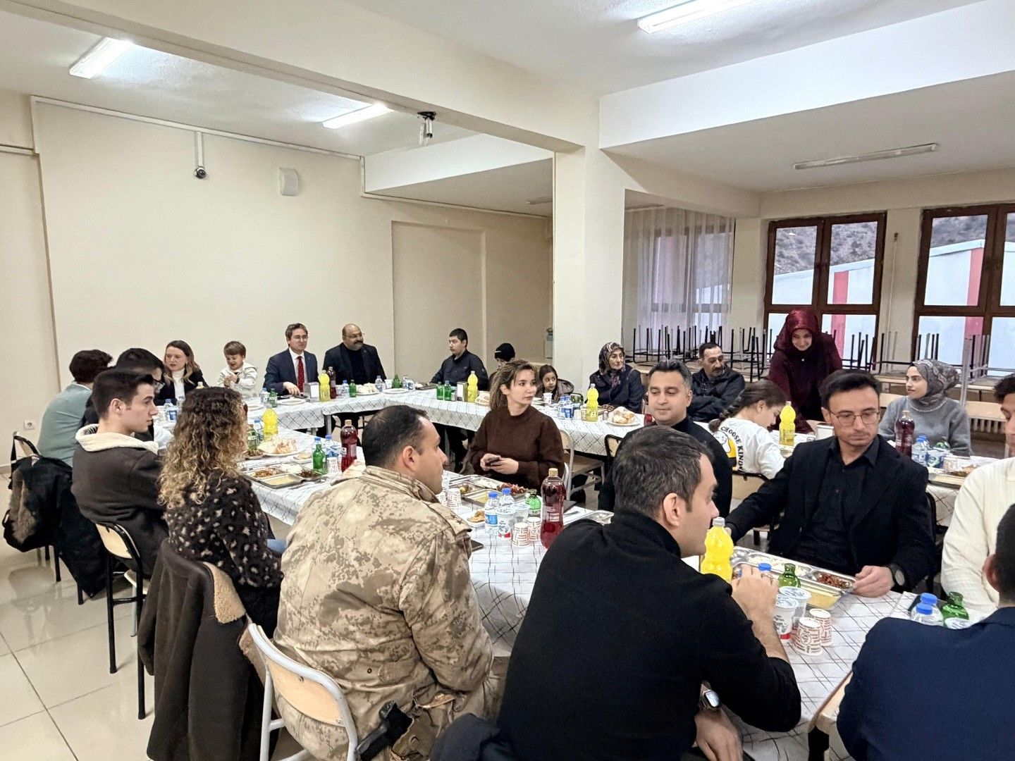 Kemaliye&rsquo;de yetim ve &ouml;ks&uuml;z &ccedil;ocuklarla g&ouml;n&uuml;l sofrası kuruldu
