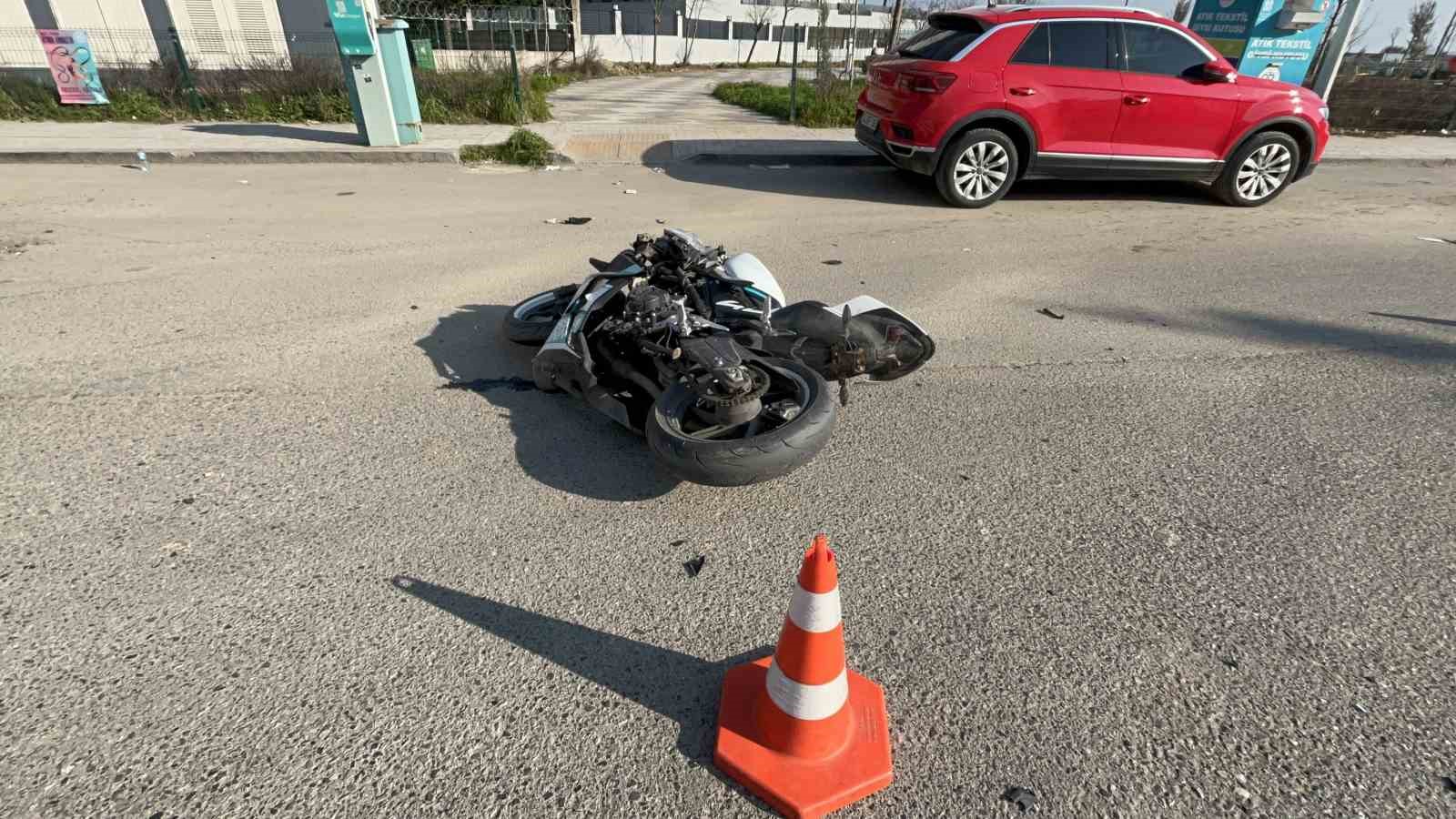 Okul servisine &ccedil;arpmamak i&ccedil;in motosikletten d&uuml;ş&uuml;p metrelerce savruldular: O anlar kamerada
