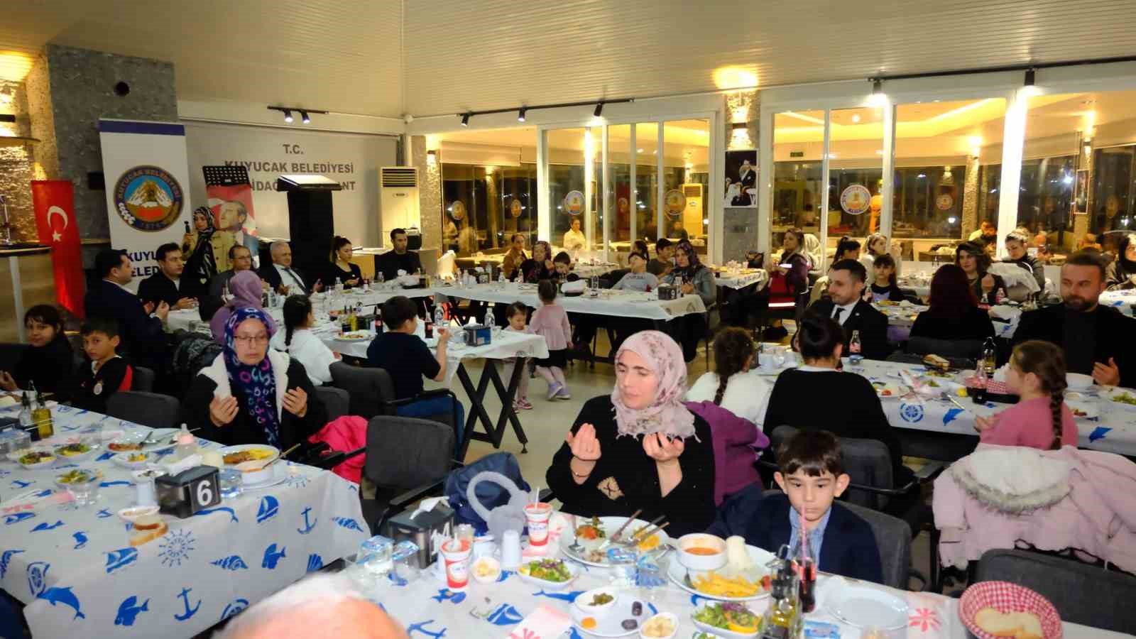 Başkan Doğanca, &ouml;ks&uuml;z ve yetimlerle iftarda buluştu
