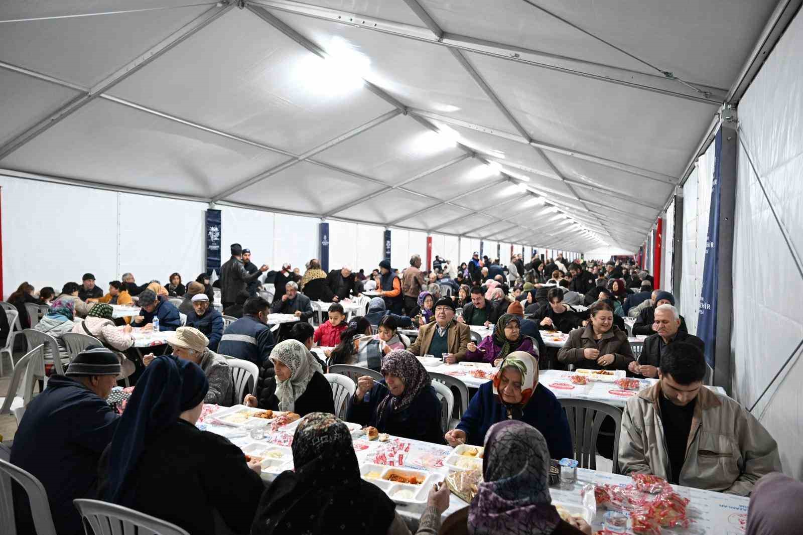 Başkan &Ccedil;er&ccedil;ioğlu, vatandaşlarla iftar sofrasında bir araya geldi

