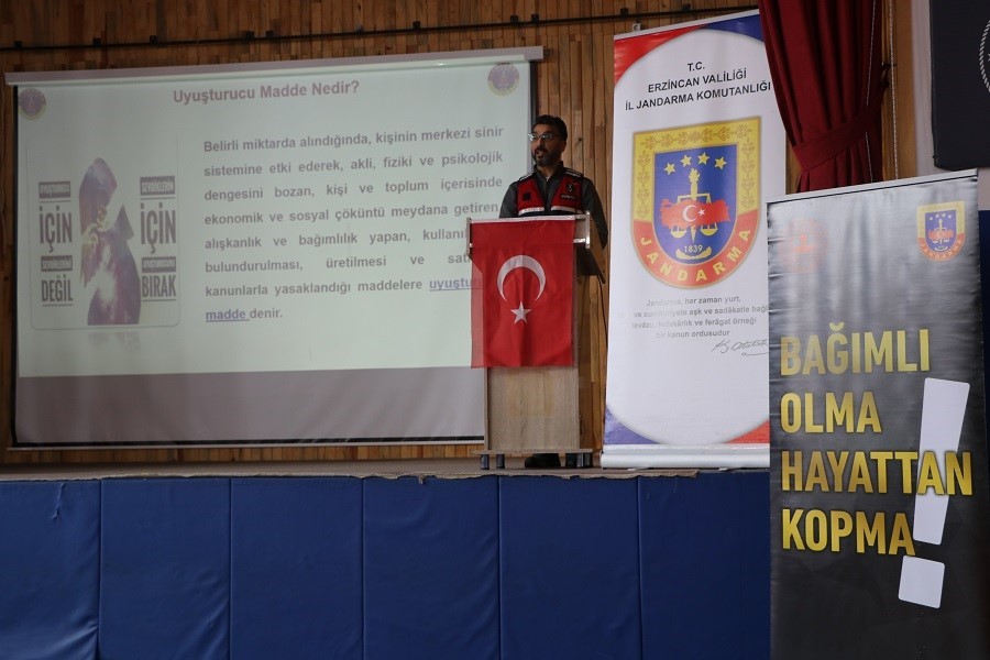 Erzincan jandarmasından KYK &ouml;ğrencilerine g&uuml;venlik ve bağımlılıkla m&uuml;cadele eğitimi
