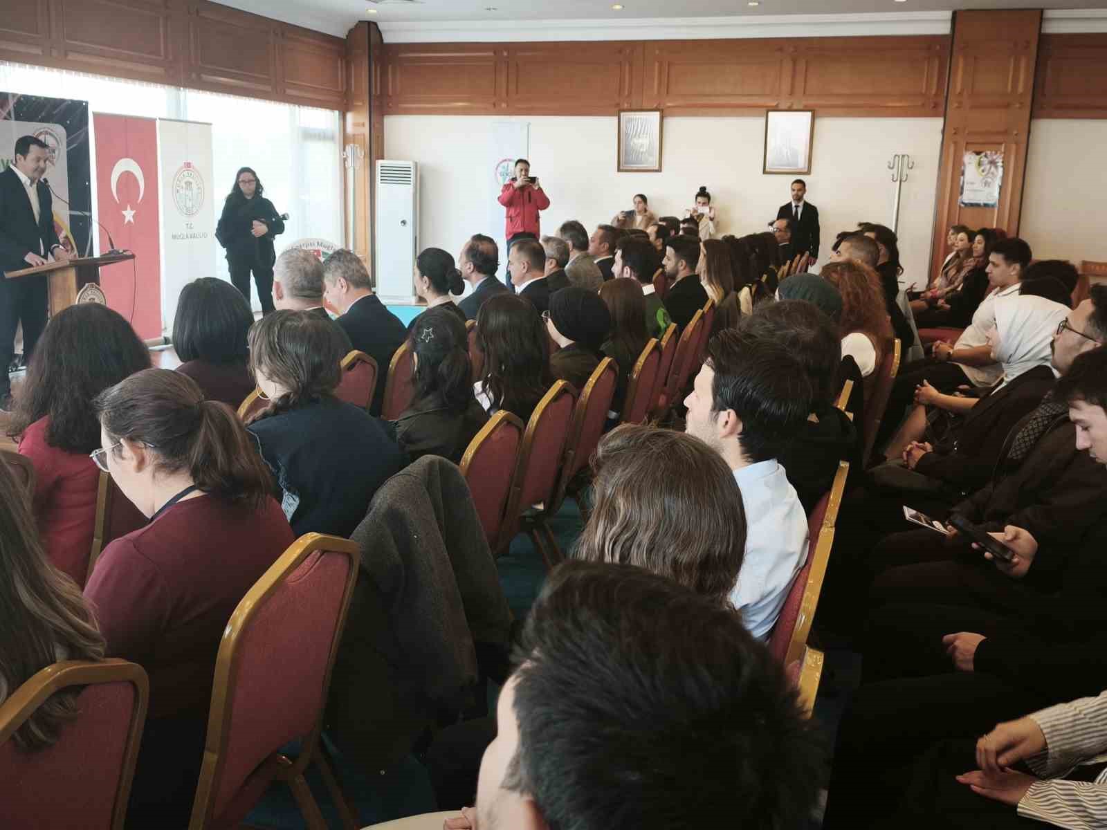 Vali Akbıyık gen&ccedil;lerle &ccedil;alıştayda buluştu
