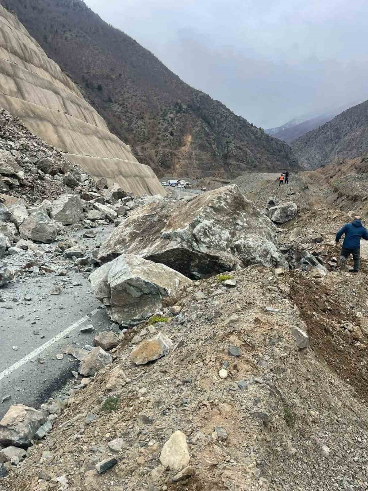 Prof. Dr. Sel&ccedil;uk Alemdağ: "Doğu Karadeniz&rsquo;de yanlış yol planlaması ve yer se&ccedil;imi heyelan ve kaya d&uuml;şmesi riskini tetikliyor"
