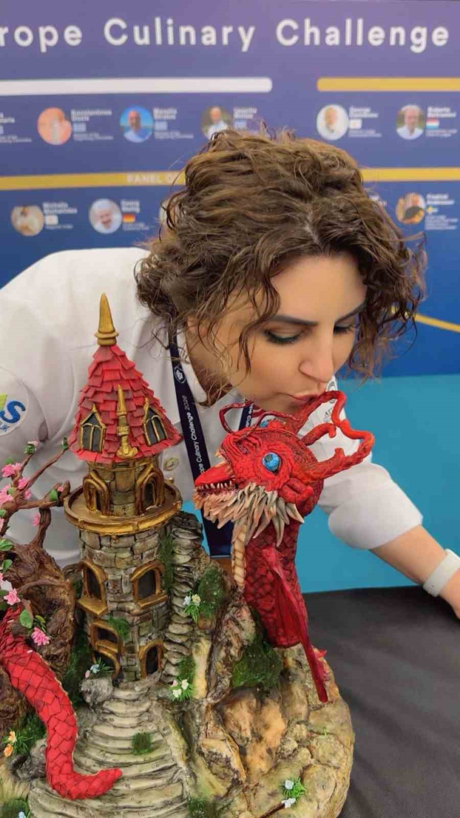 Kayserili pasta şefi Yunanistan&rsquo;da T&uuml;rk bayrağını dalgalandırdı
