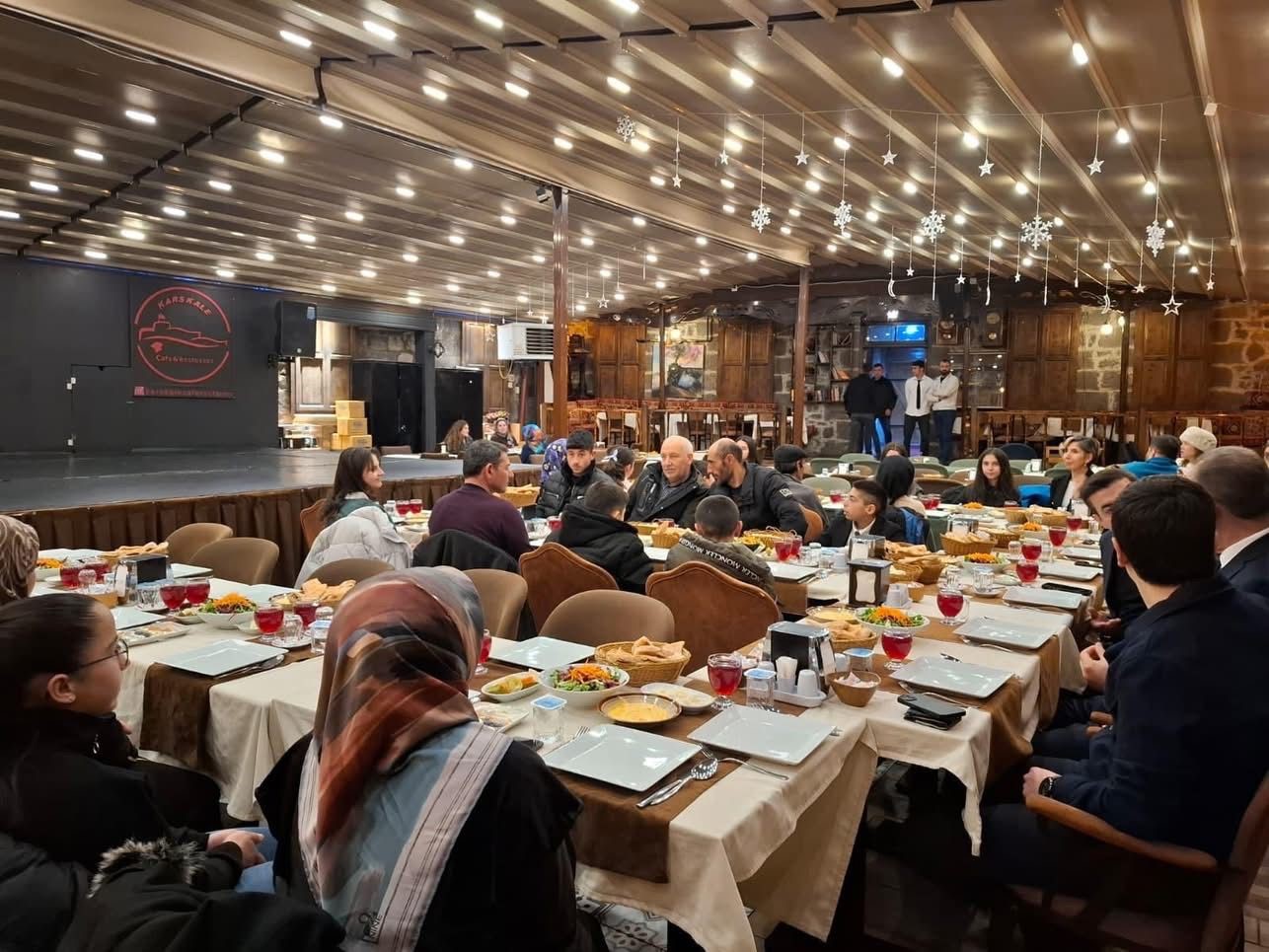 Arpa&ccedil;ay&rsquo;da ebeveyn kaybı yaşayan &ccedil;ocuklar i&ccedil;in iftar programı
