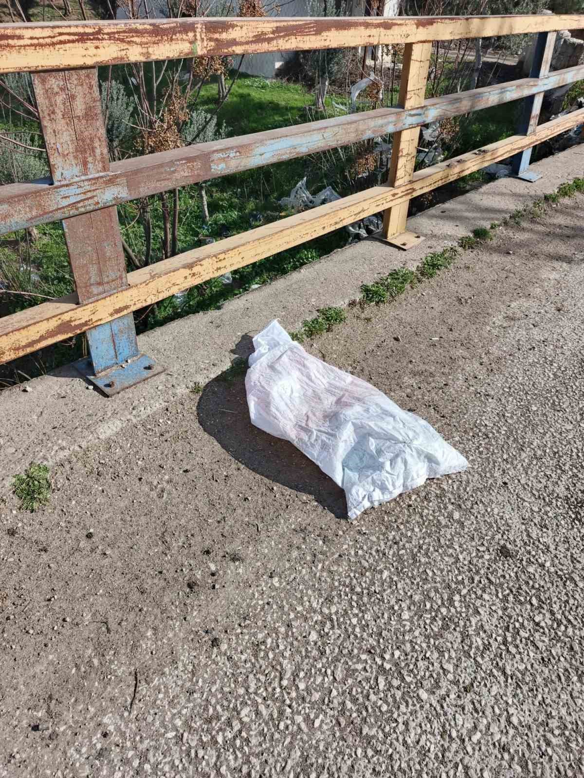 Polisten ka&ccedil;arken i&ccedil;i kalaşnikof dolu &ccedil;uvalı yola atan şahıslar yakayı ele verdi
