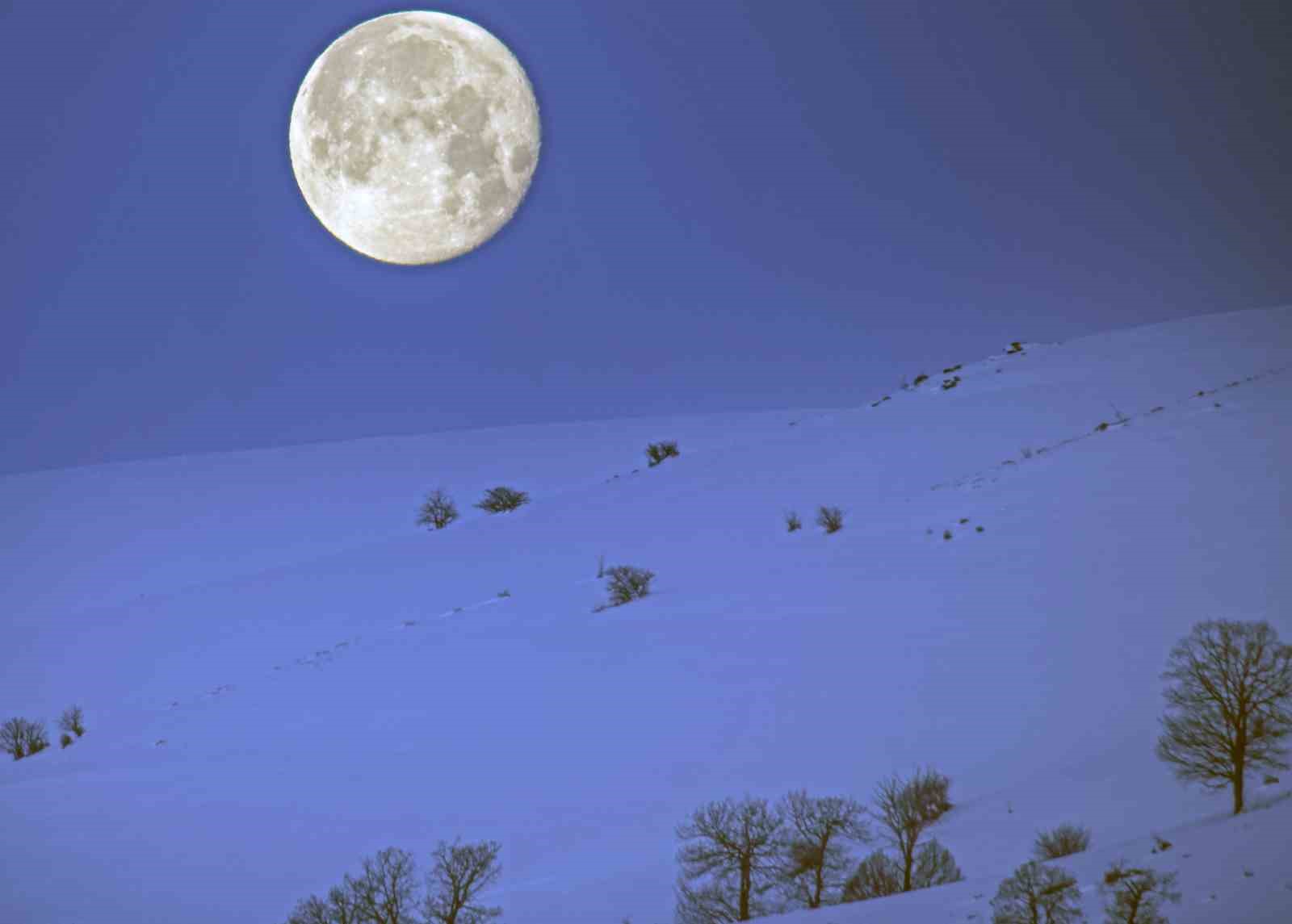 Bitlis&rsquo;te karlı dağlarla b&uuml;t&uuml;nleşen ay manzarası mest etti
