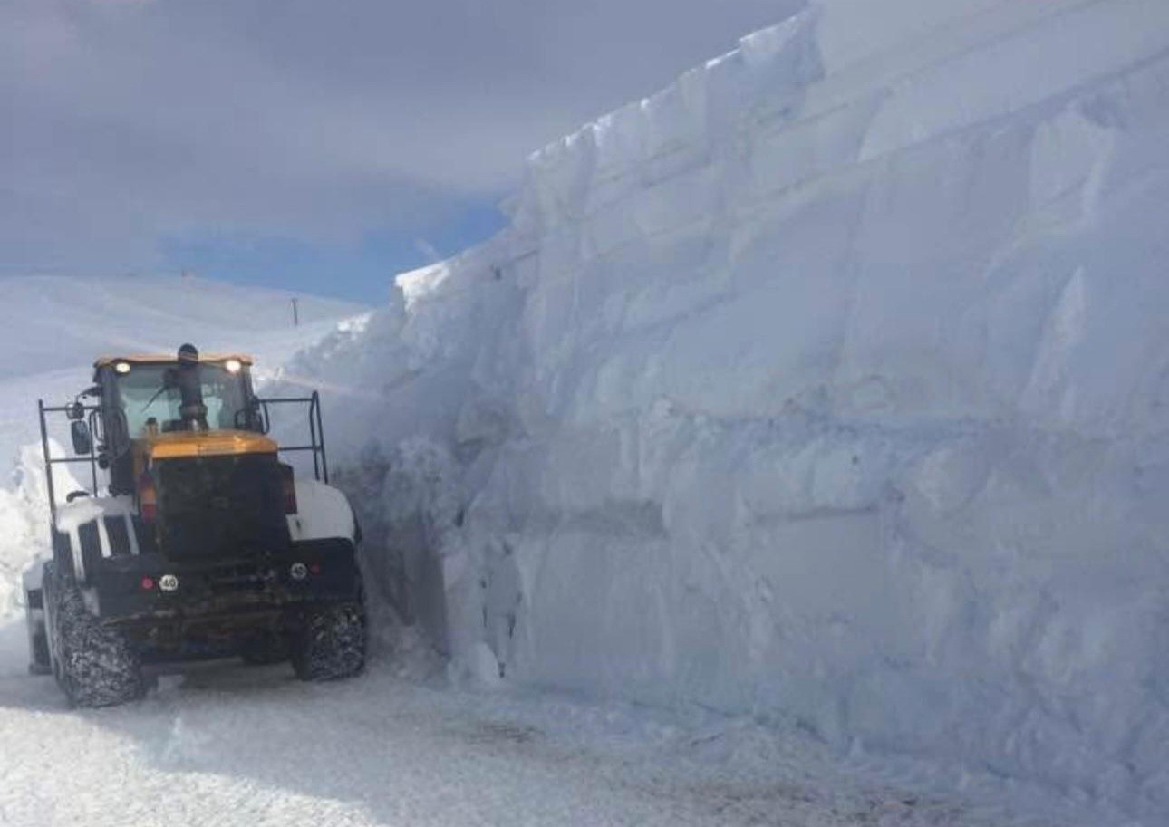 Başkale&rsquo;de 3 metreyi bulan kar t&uuml;nellerinde &ccedil;alışma
