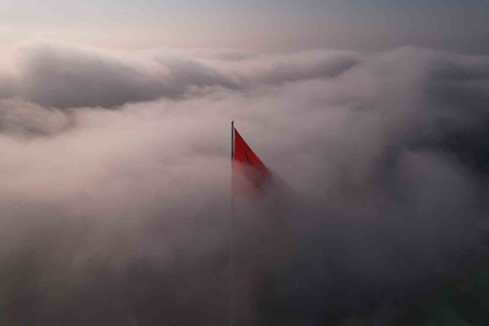 İstanbul g&uuml;ne sisle uyandı: Edirnekapı&rsquo;da sis bulutları arasında dalgalanan T&uuml;rk Bayrağı g&ouml;rsel ş&ouml;len sundu
