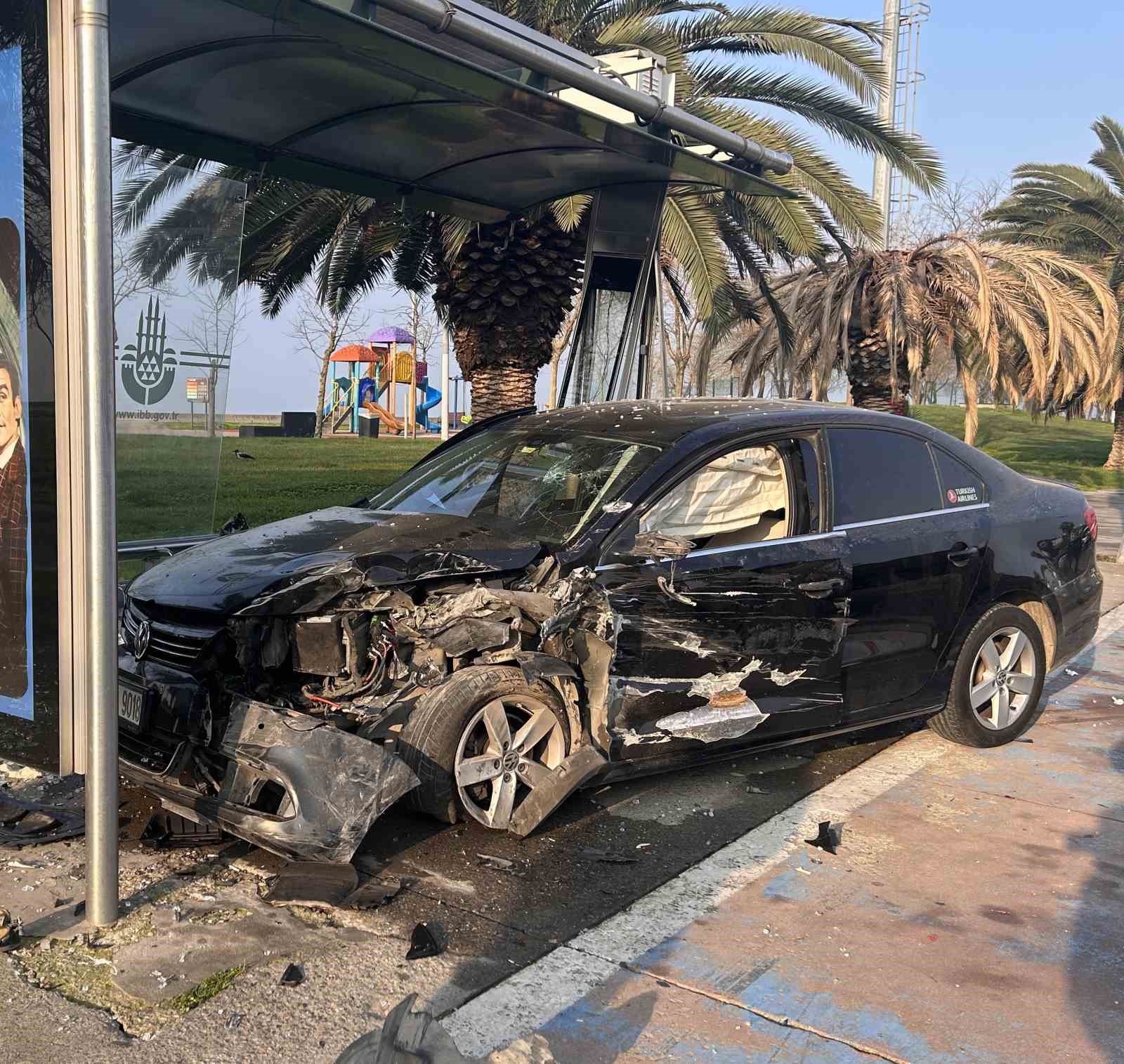 Kartal&rsquo;da hafriyat kamyonuna &ccedil;arpan ara&ccedil; durağa daldı: 2 yaralı
