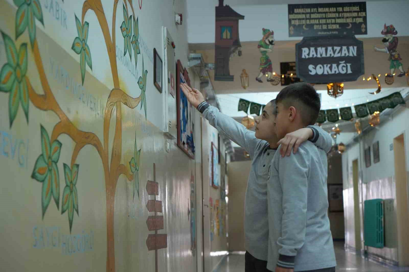 Bayburt&rsquo;ta &ouml;ğrenciler Ramazan ruhunu okula taşıdı: Koridorda &rsquo;Ramazan Sokağı&rsquo; oluşturuldu
