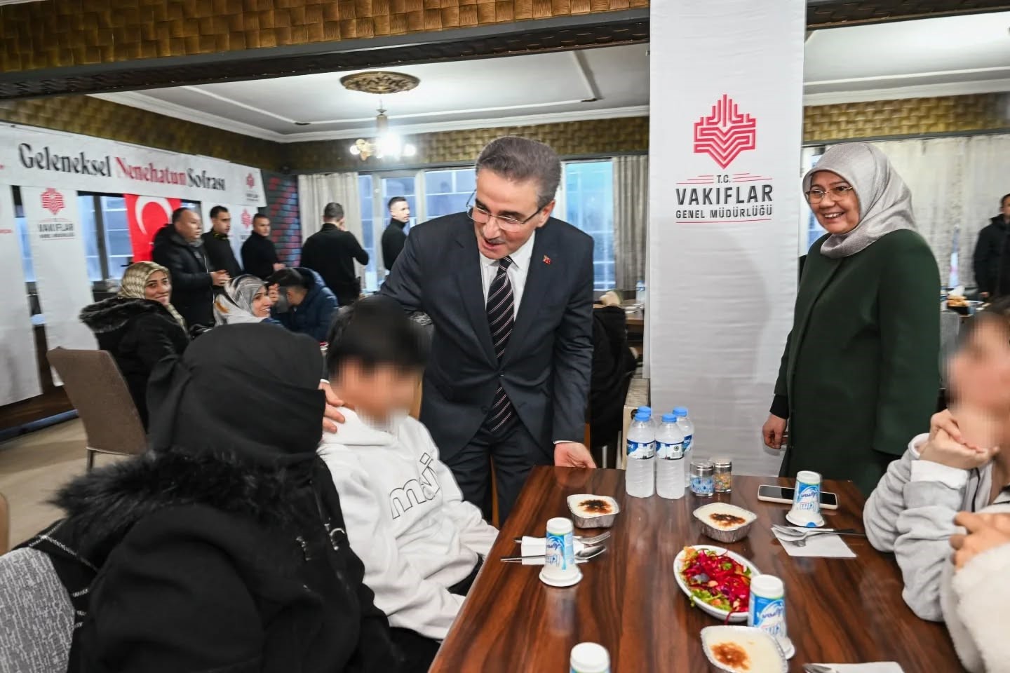 Yetim &ccedil;ocuklarla iftar yaptılar
