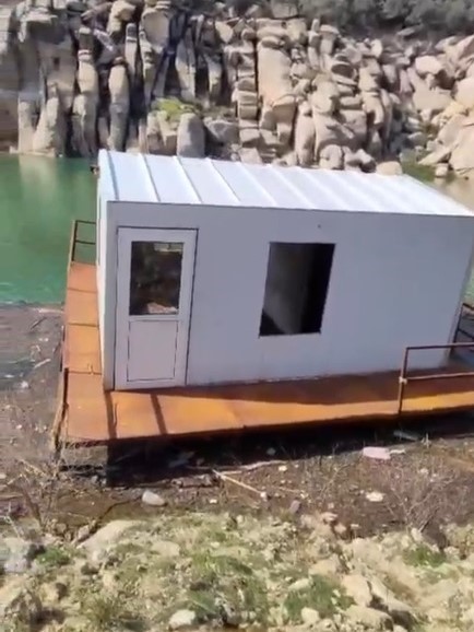 &Ccedil;ine Barajı&rsquo;nda y&uuml;zen ev
