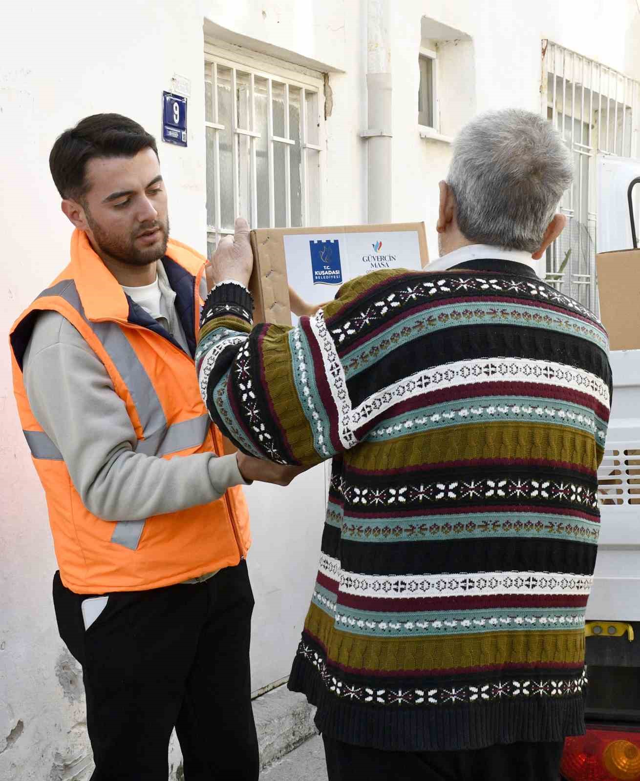 Kuşadası Belediyesi&rsquo;nden 3 bin 500 aileye Ramazan yardımı
