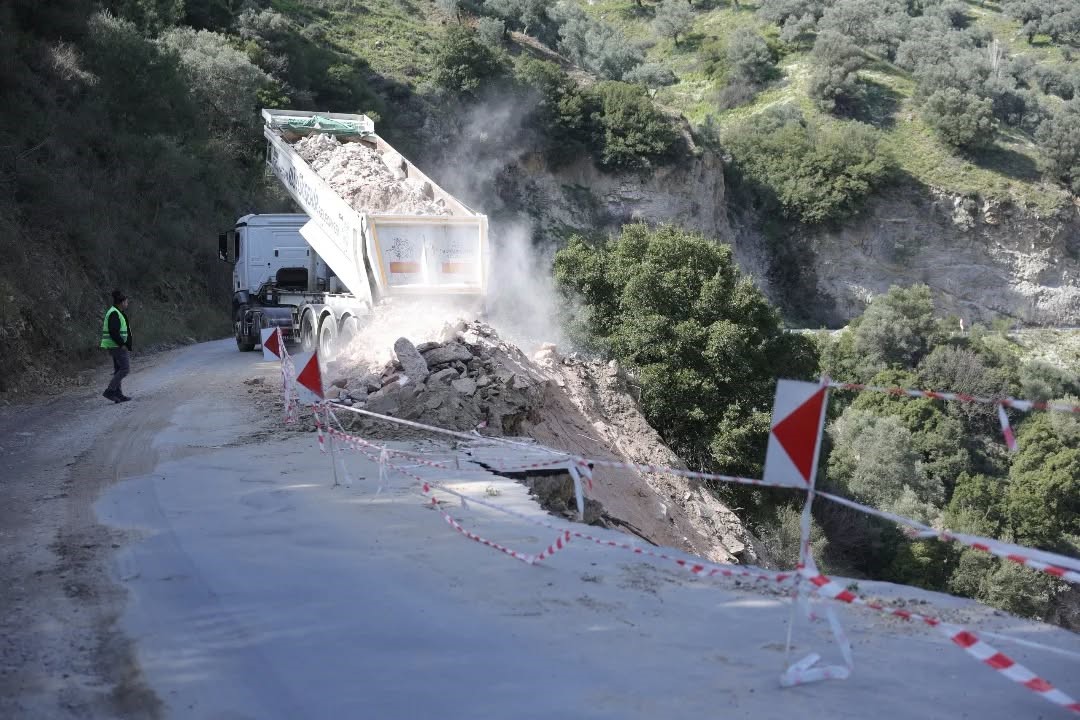 İncirliova&rsquo;da &ccedil;&ouml;kme yaşanan yolda &ccedil;alışmalar s&uuml;r&uuml;yor
