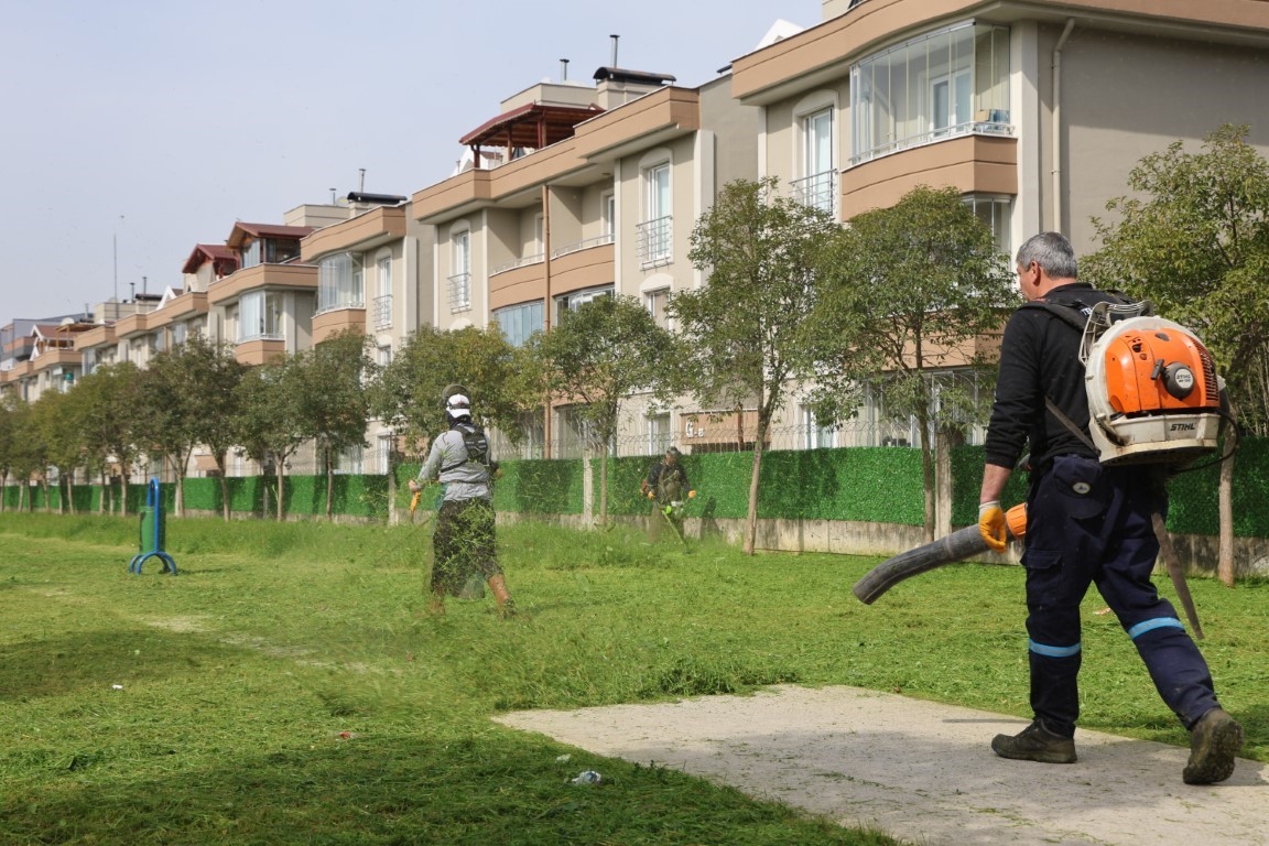 Kartepe&rsquo;de park ve y&uuml;r&uuml;y&uuml;ş yollarında bahar temizliği &ccedil;alışması
