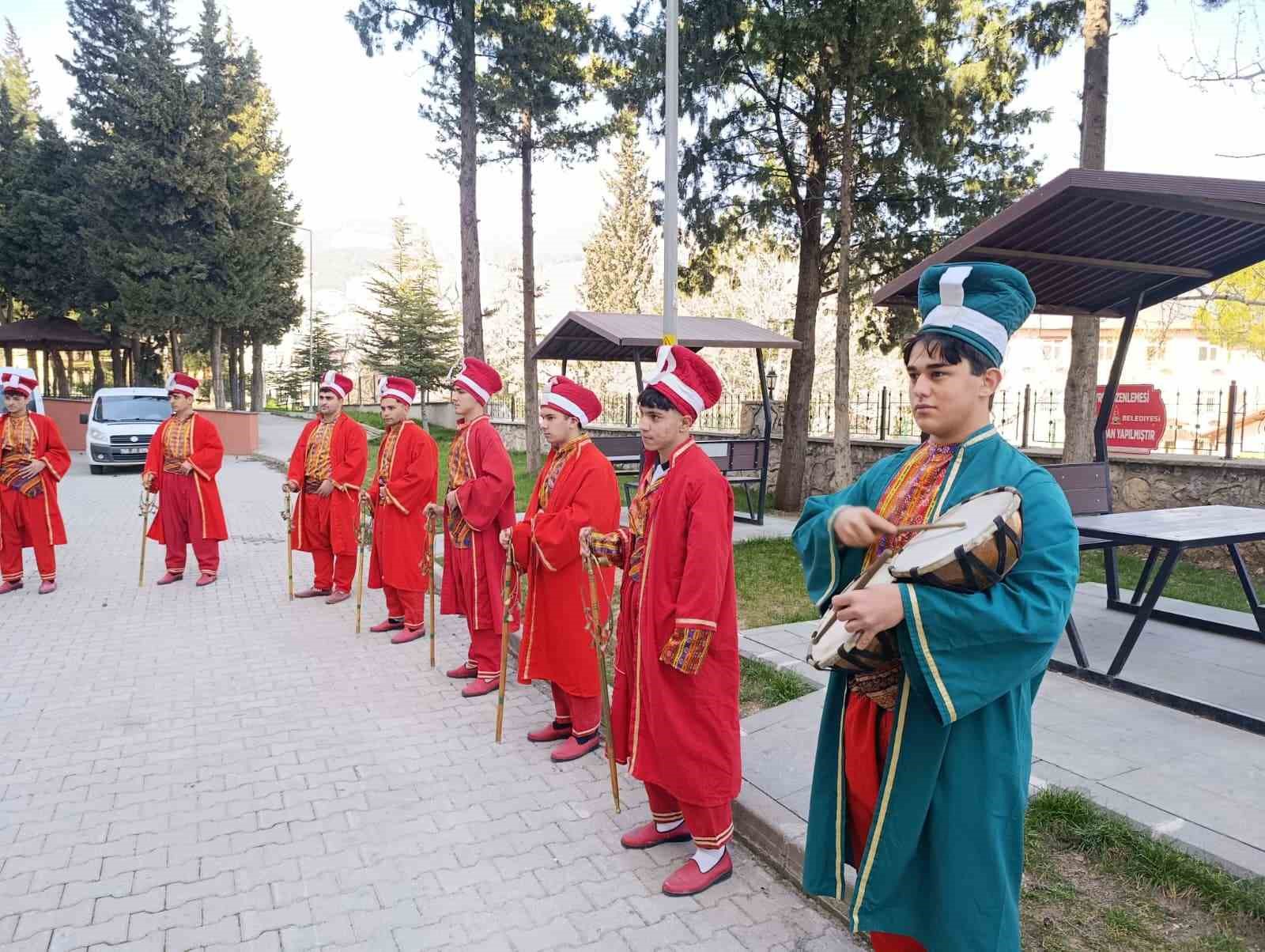40 yıllık &ouml;ğretmen duygusal t&ouml;renle emekliye uğurlandı
