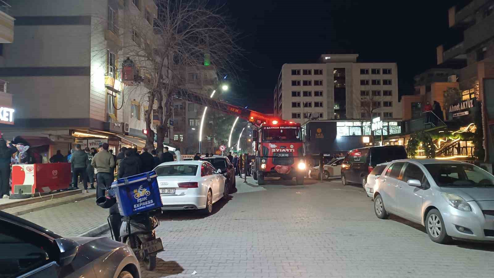 Batman&rsquo;da 7 katlı binada korkutan yangın
