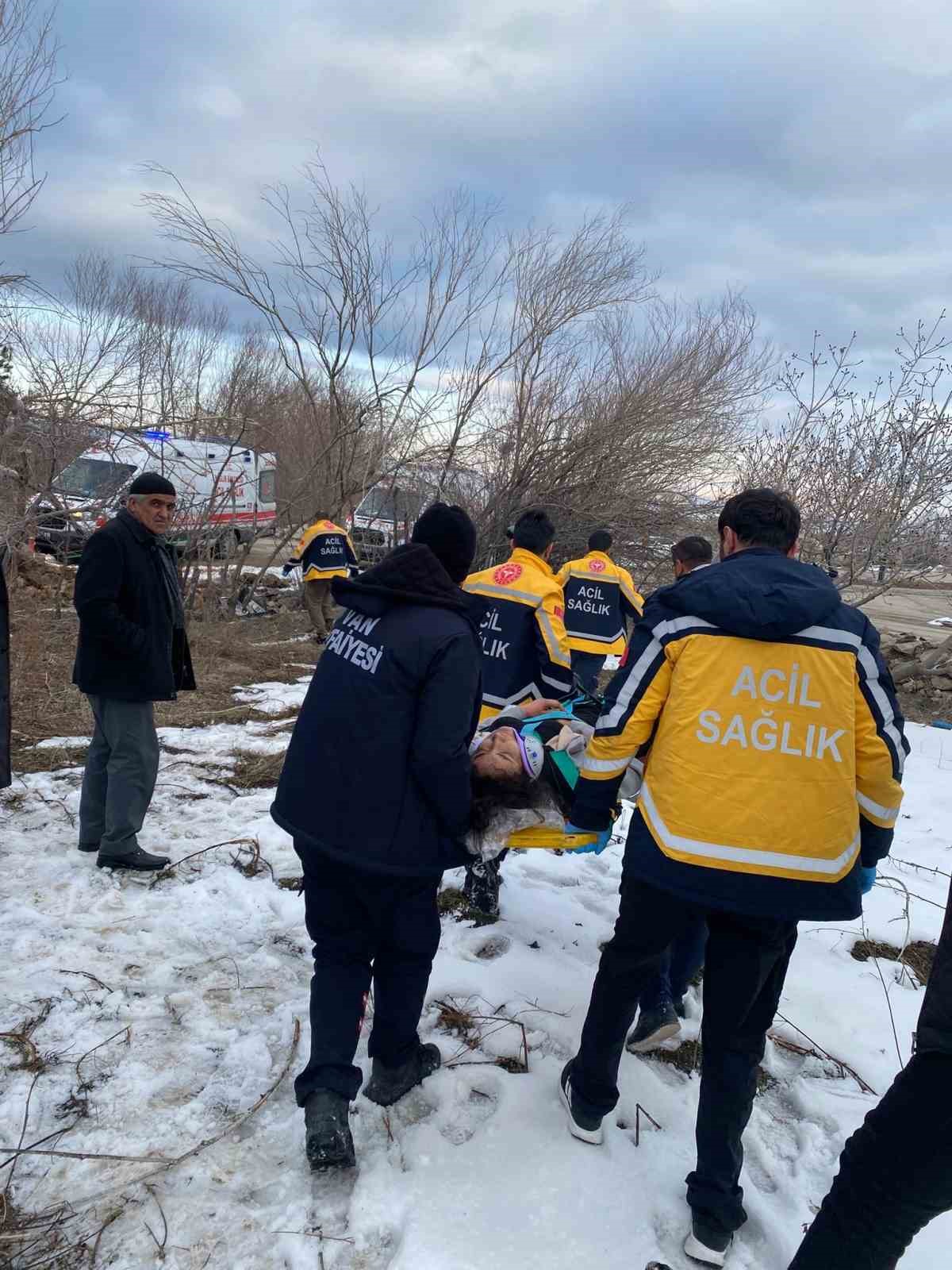 Van’da kamyonet devrildi: 2 yaralı