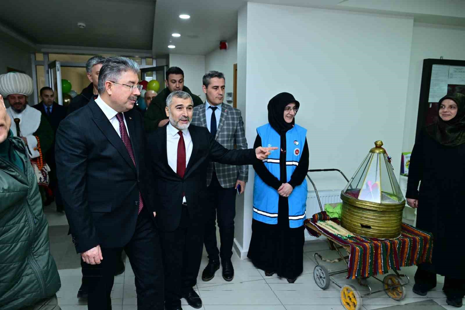 Vali Yılmaz, &ouml;ks&uuml;z ve yetim &ccedil;ocuklarla iftar yaptı
