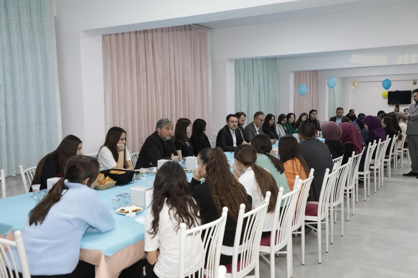 Vali Musa Işın, Necip Fazıl Kısak&uuml;rek Anadolu Lisesi&rsquo;nde &ouml;ğrencilerle iftar yaptı
