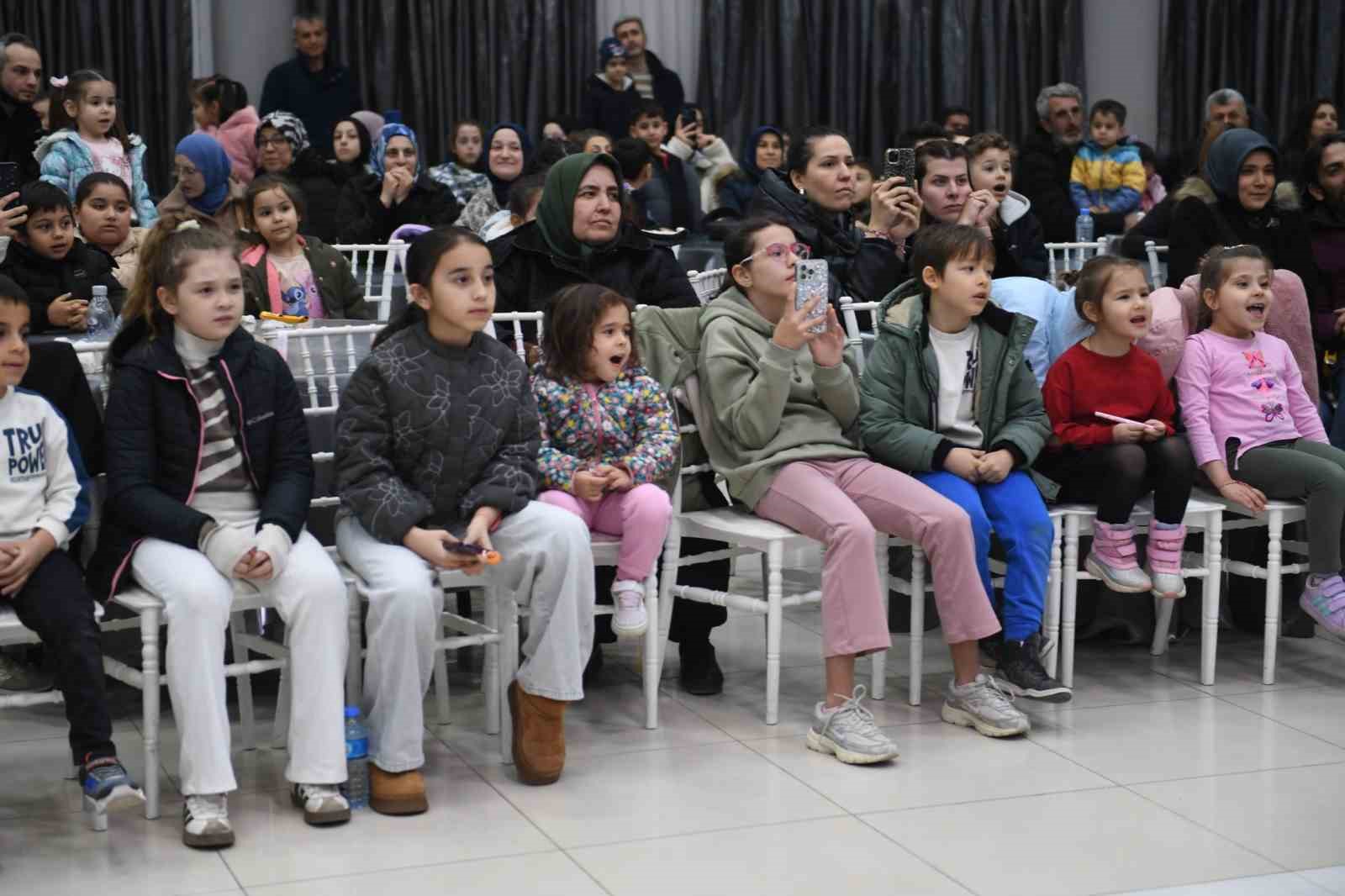 Ovaak&ccedil;a karag&ouml;z ve sihirbazlık g&ouml;sterisiyle şenlendi
