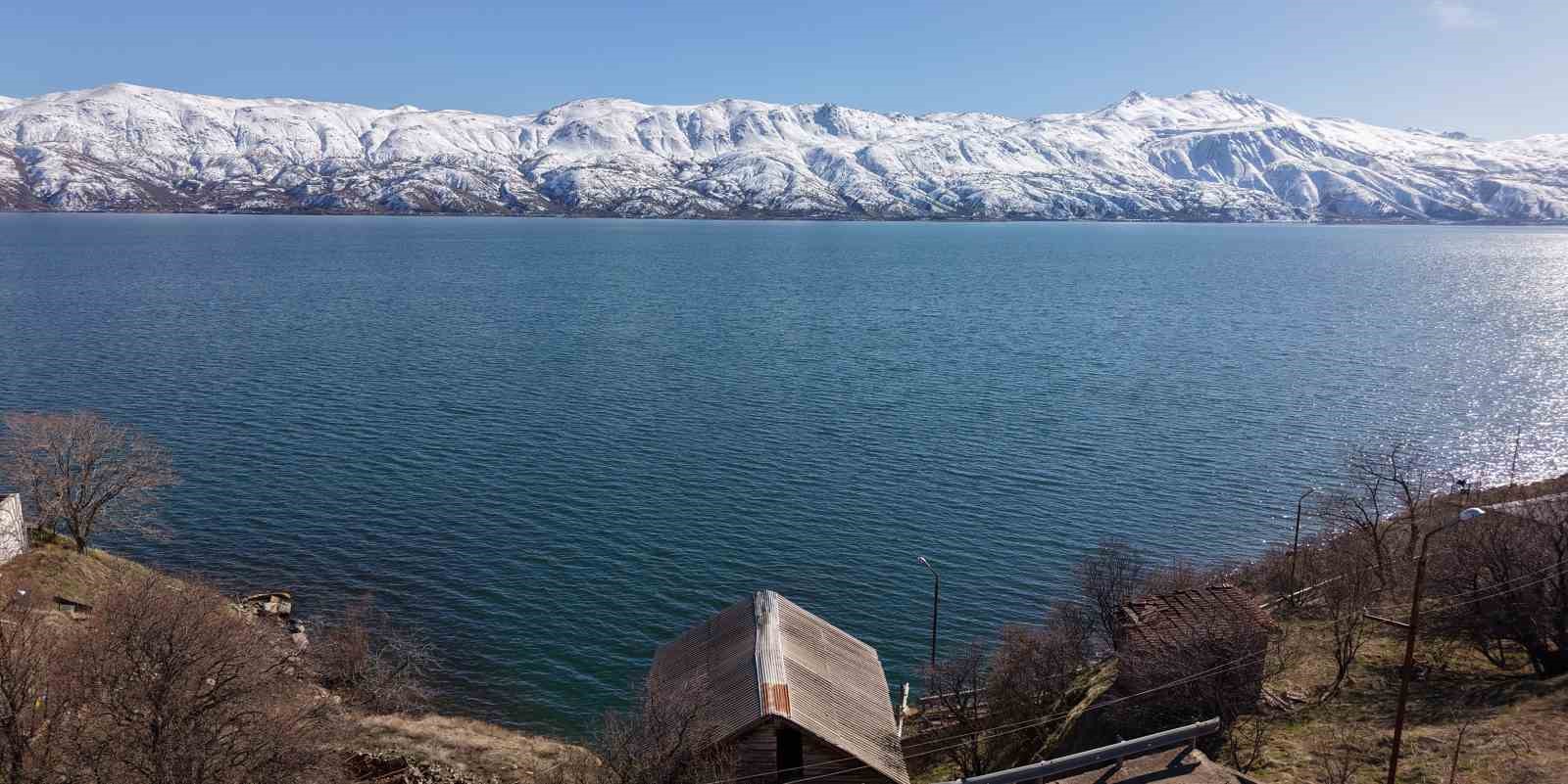 Kar, güneş ve maviliğin buluştuğu Hazar Gölü mest etti
