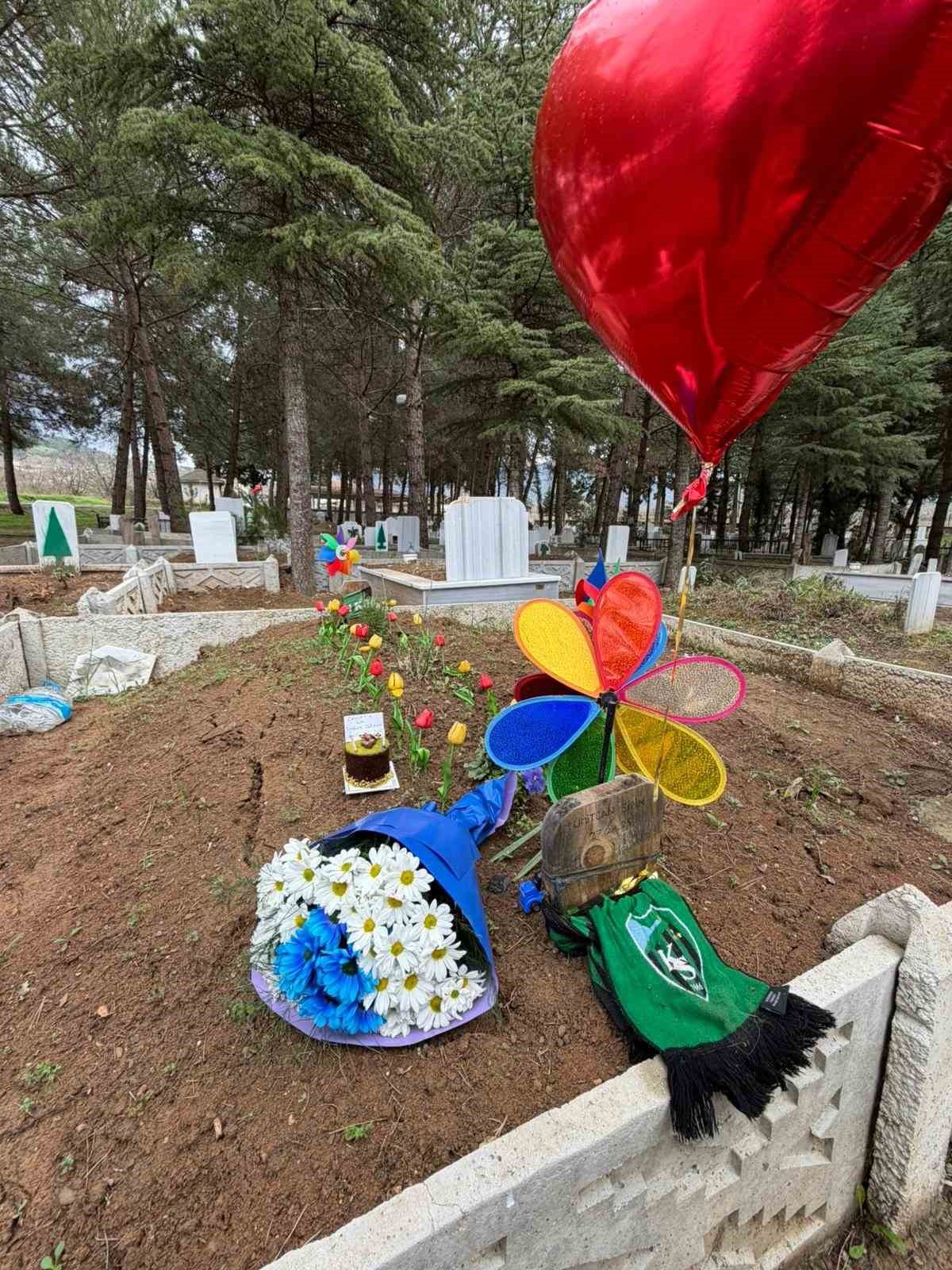 &Ouml;ld&uuml;r&uuml;len oğlunun doğum g&uuml;n&uuml;n&uuml; mezarı başında kutladı
