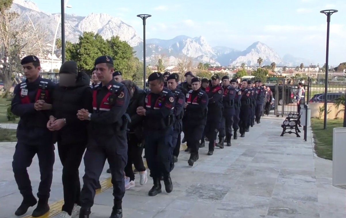 Antalya merkezli 3 ilde gözaltına alınan 25 şüpheliden 14’ü adliyeye sevk edildi