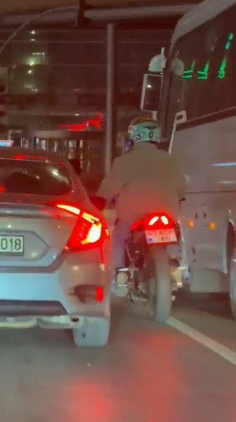 Tek teker kaldıran motosikletli trafiği b&ouml;yle tehlikeye attı
