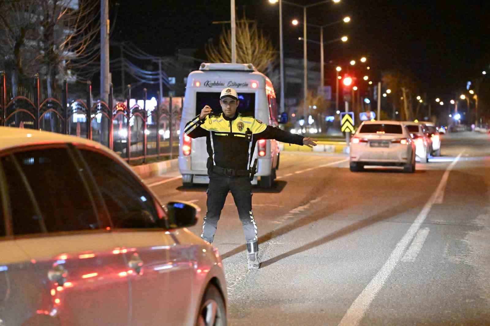 Adıyaman&rsquo;da, 2 bin 305 kişinin kimliği kontrol edildi
