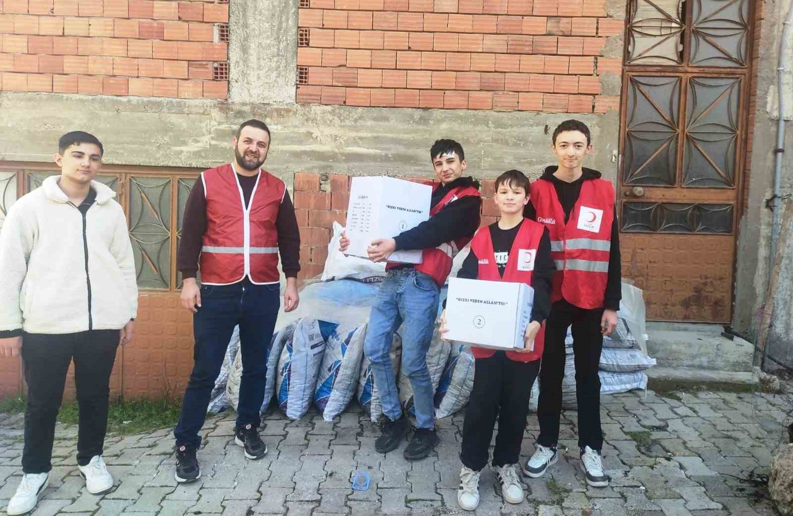 Hisarcık’ta öğrenciler Kızılay’ın yardım kolilerini ihtiyaç sahiplerine ulaştırdı