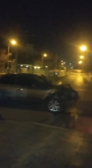 Kontrolden &ccedil;ıkan otomobil ağaca &ccedil;arparak durabildi
