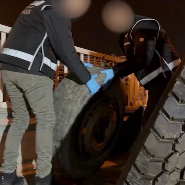 Kamyonet lastiğine gizlenmiş 3 milyon liralık ka&ccedil;ak sigara ele ge&ccedil;irildi
