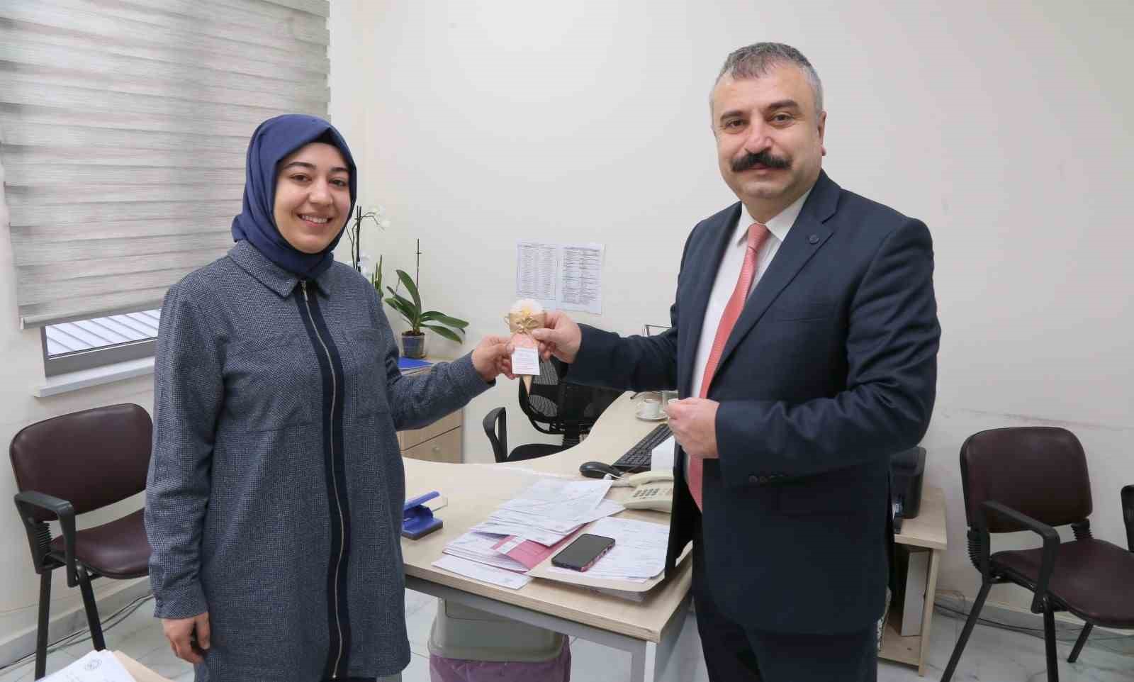 Kamu personeline 8 Mart D&uuml;nya Kadınlar G&uuml;n&uuml; i&ccedil;in anlamlı hediye
