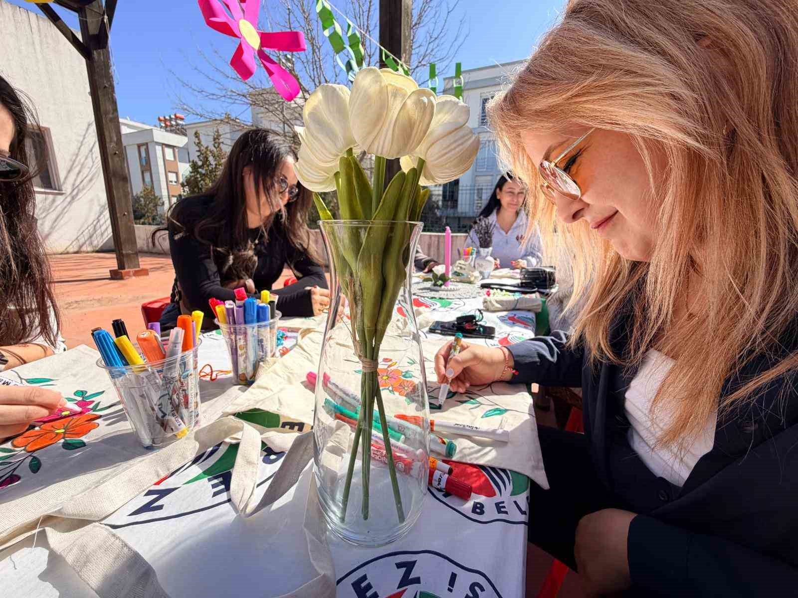 Kepez’de anneler çanta boyadı