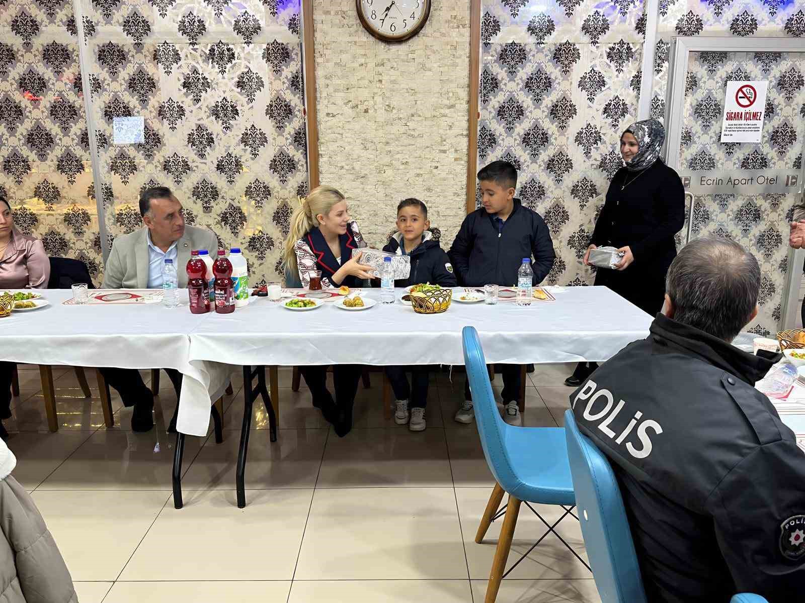 Altıntaş Kaymakamı Yıldırım, çocuklarla iftar programında bir araya geldi