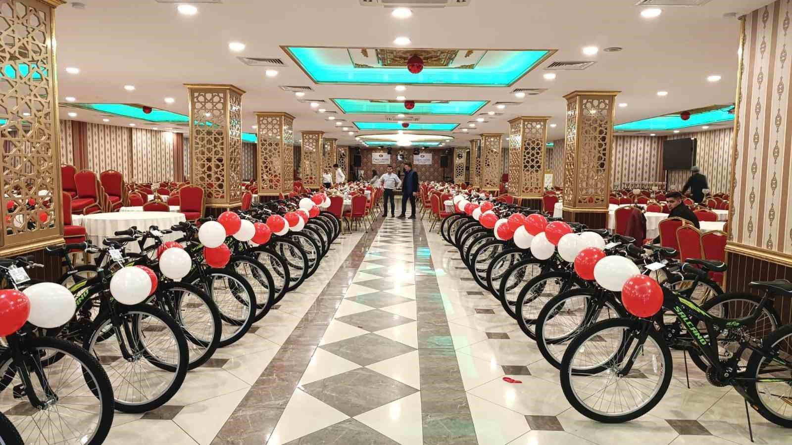 Uzunk&ouml;pr&uuml;&rsquo;de 30 yetim ve &ouml;ks&uuml;z &ccedil;ocuğa bisiklet s&uuml;rprizi
