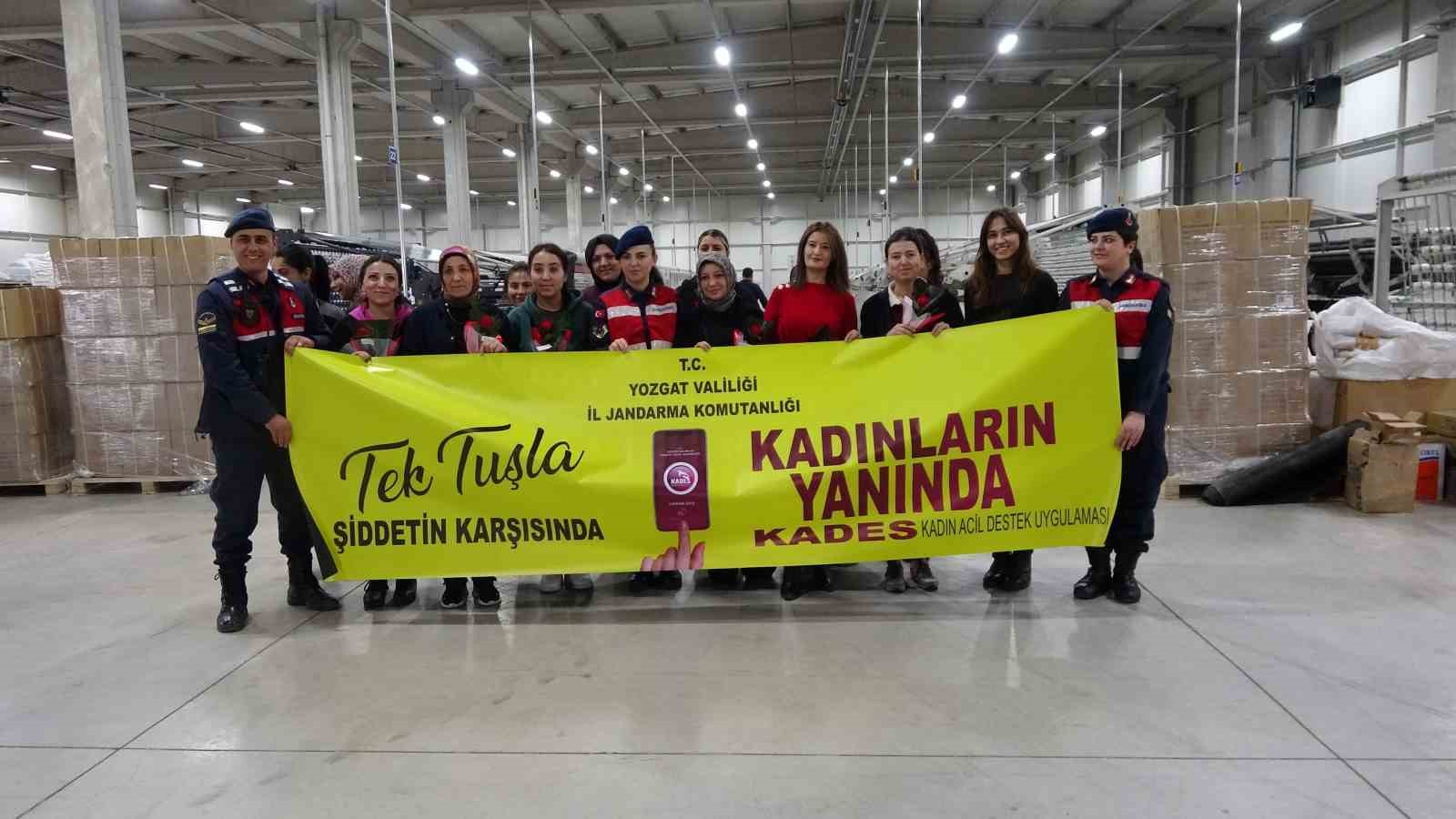 Jandarma 8 Mart Kadınlar G&uuml;n&uuml; dolayısıyla fabrika iş&ccedil;isi kadınları unutmadı
