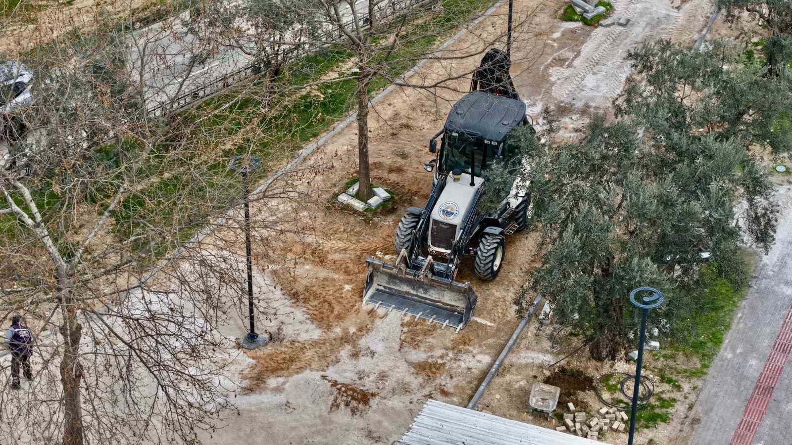 Gemlik Belediyesi&rsquo;nden &ccedil;arşı meydanında d&uuml;zenleme &ccedil;alışması
