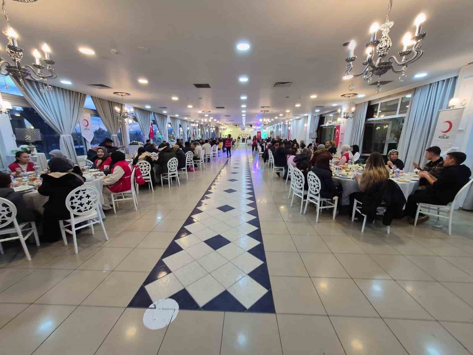 K&uuml;tahya Tavşanlı&rsquo;da Kızılay&rsquo;dan g&ouml;n&uuml;l sofrası
