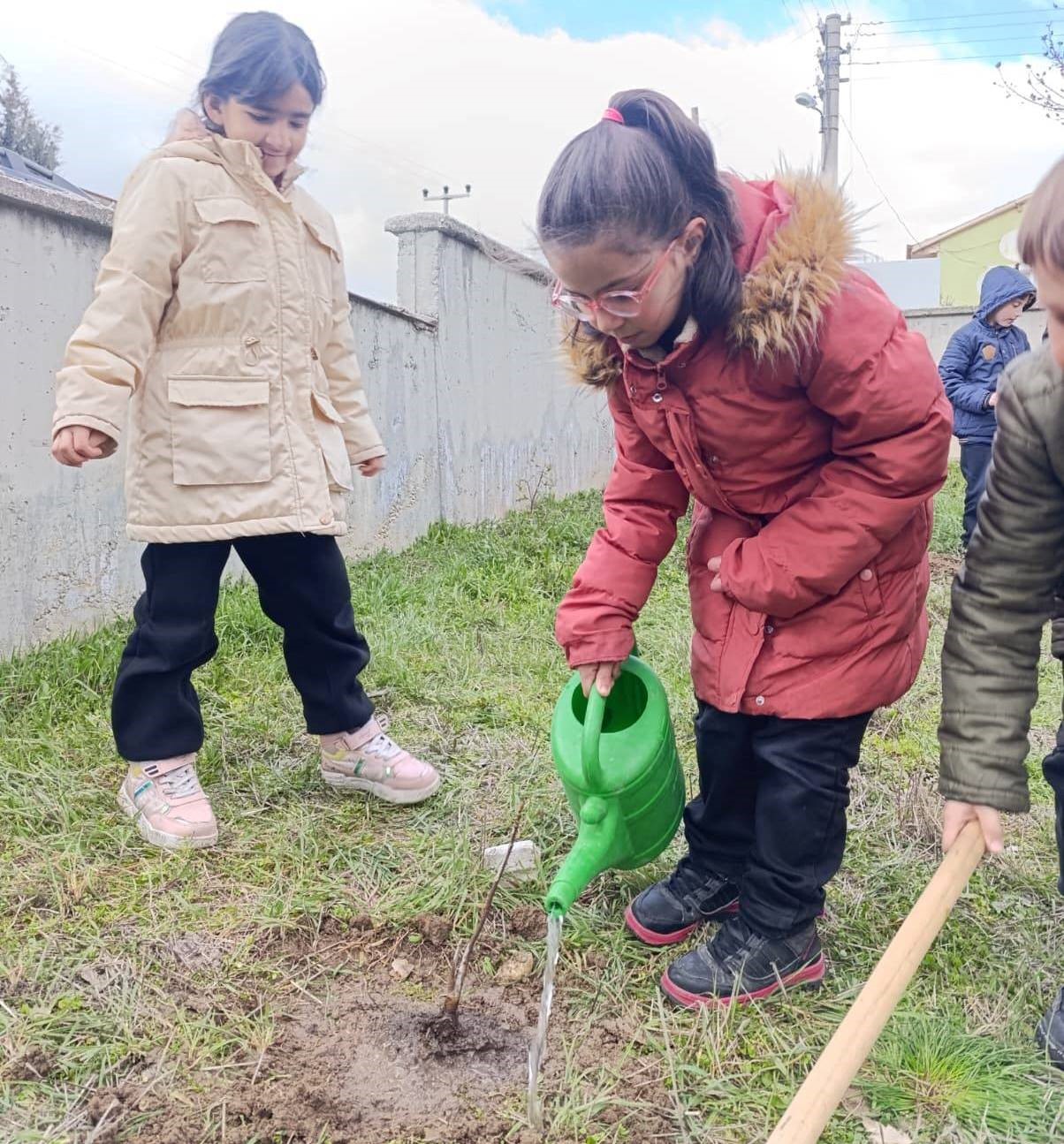 Gediz&rsquo;de minik eller geleceğe nefes oluyor
